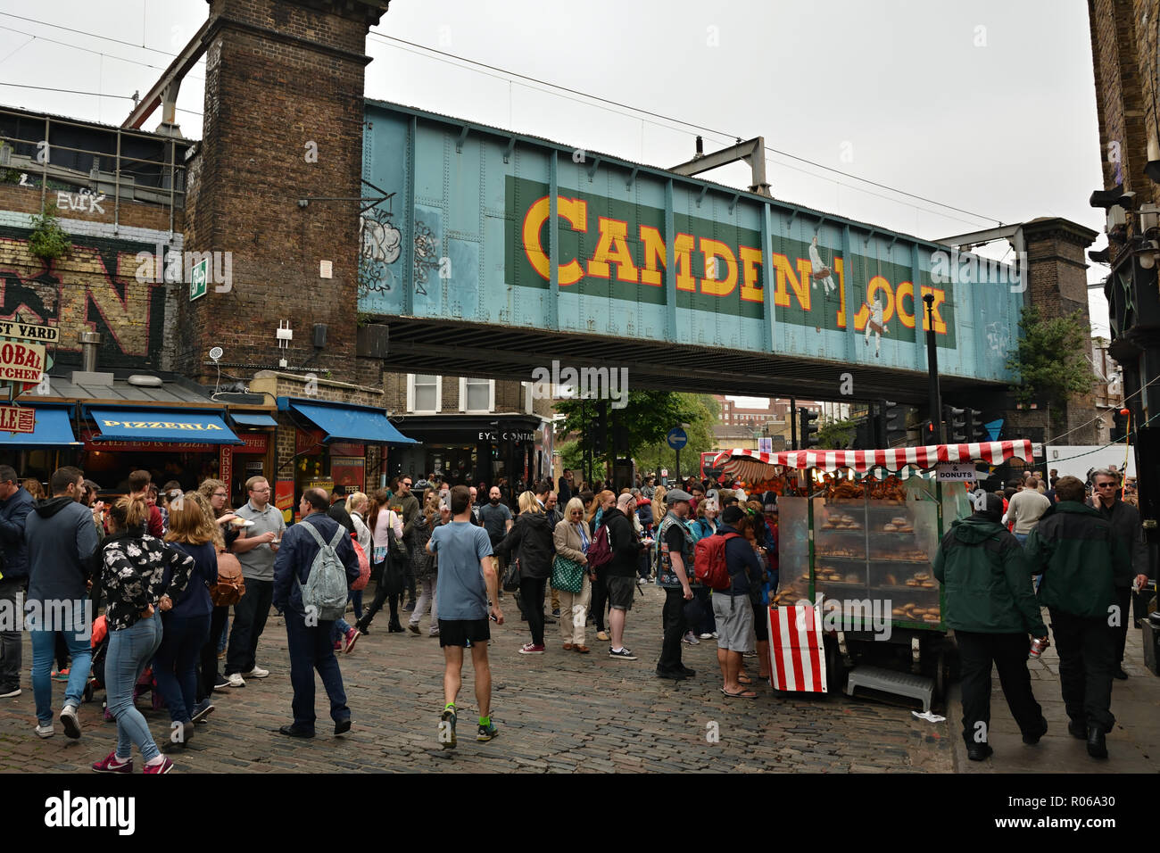 LONDON, VEREINIGTES KÖNIGREICH - Juni 2016 - dem berühmten Markt in Camden Town ist immer voller Menschen Stockfoto