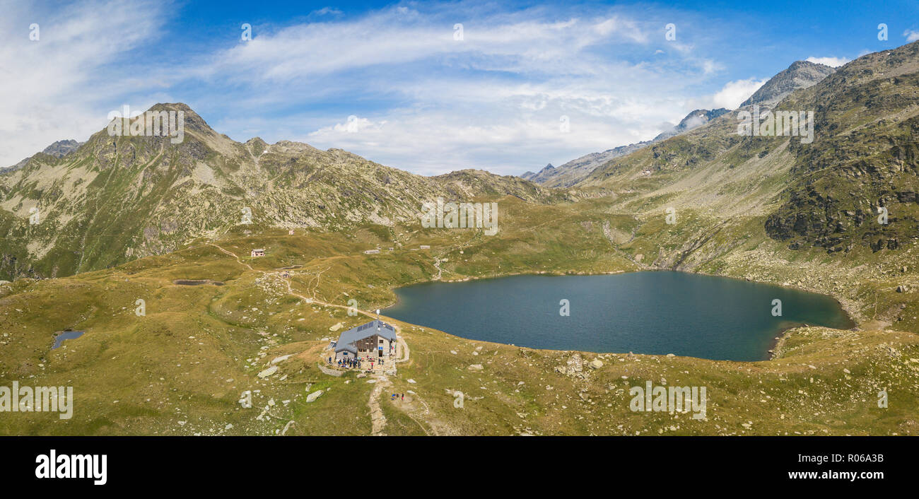 Antenne mit Panoramablick auf den See Emet, Rifugio Bertacchi und Peak Emet, Spluga Tal, Provinz Sondrio, Valtellina, Lombardei, Italien, Europa Stockfoto