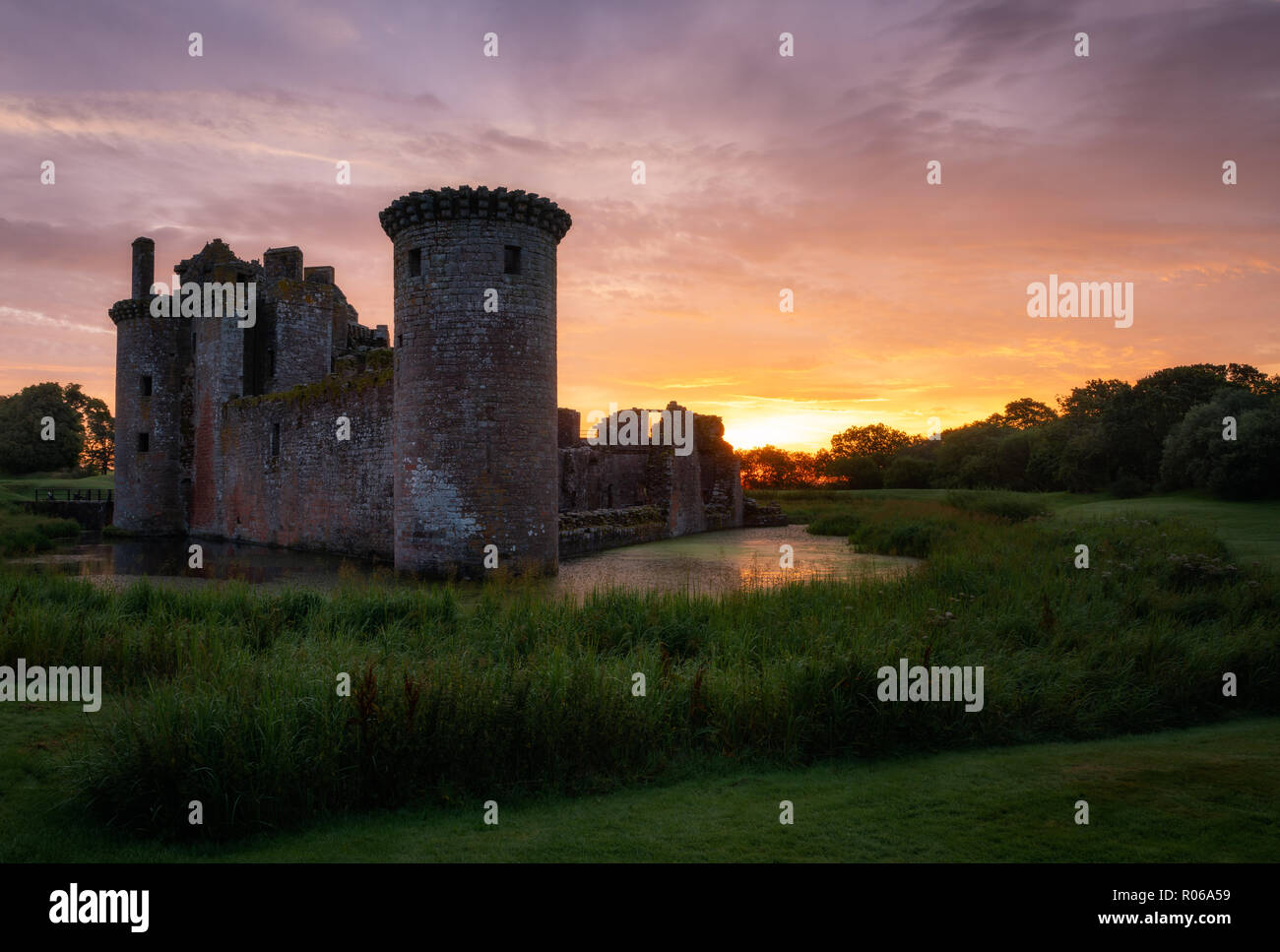 Caerlaverock Castle bei Sonnenuntergang, Dumfries und Galloway, Schottland, Großbritannien, Europa Stockfoto