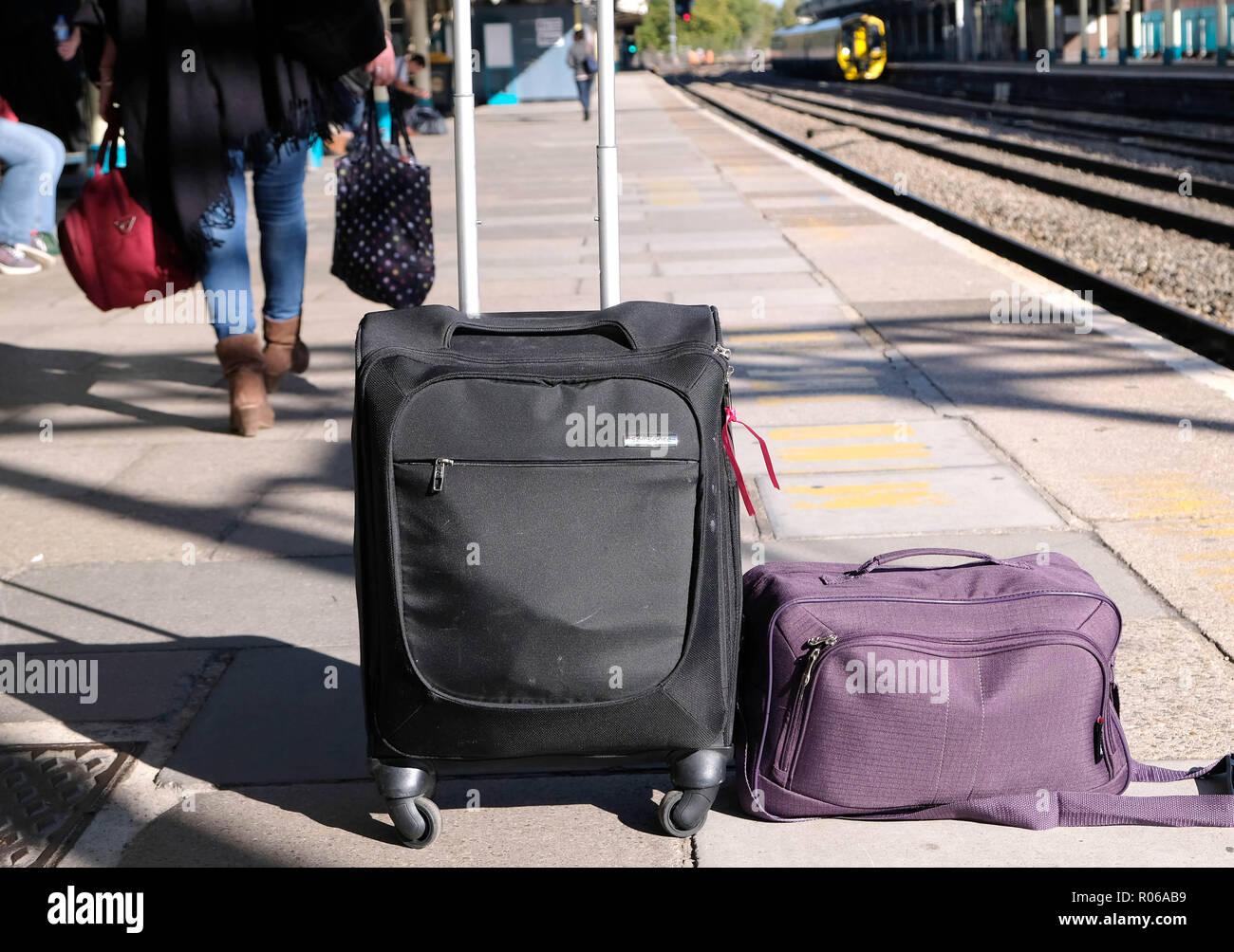 Bild zeigt: Neue winzige Tasche Größe auf Ryanair Ebenen erlaubt. Lila  Tasche ist die neue Größe 40-20-25 cm neben der alten erlaubt (Wheelie bag),  w Stockfotografie - Alamy