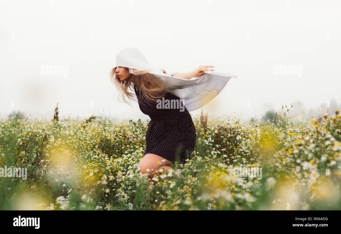 Porträt der jungen Mädchen tanzen in Kamille Feld in Sunrise Stockfoto