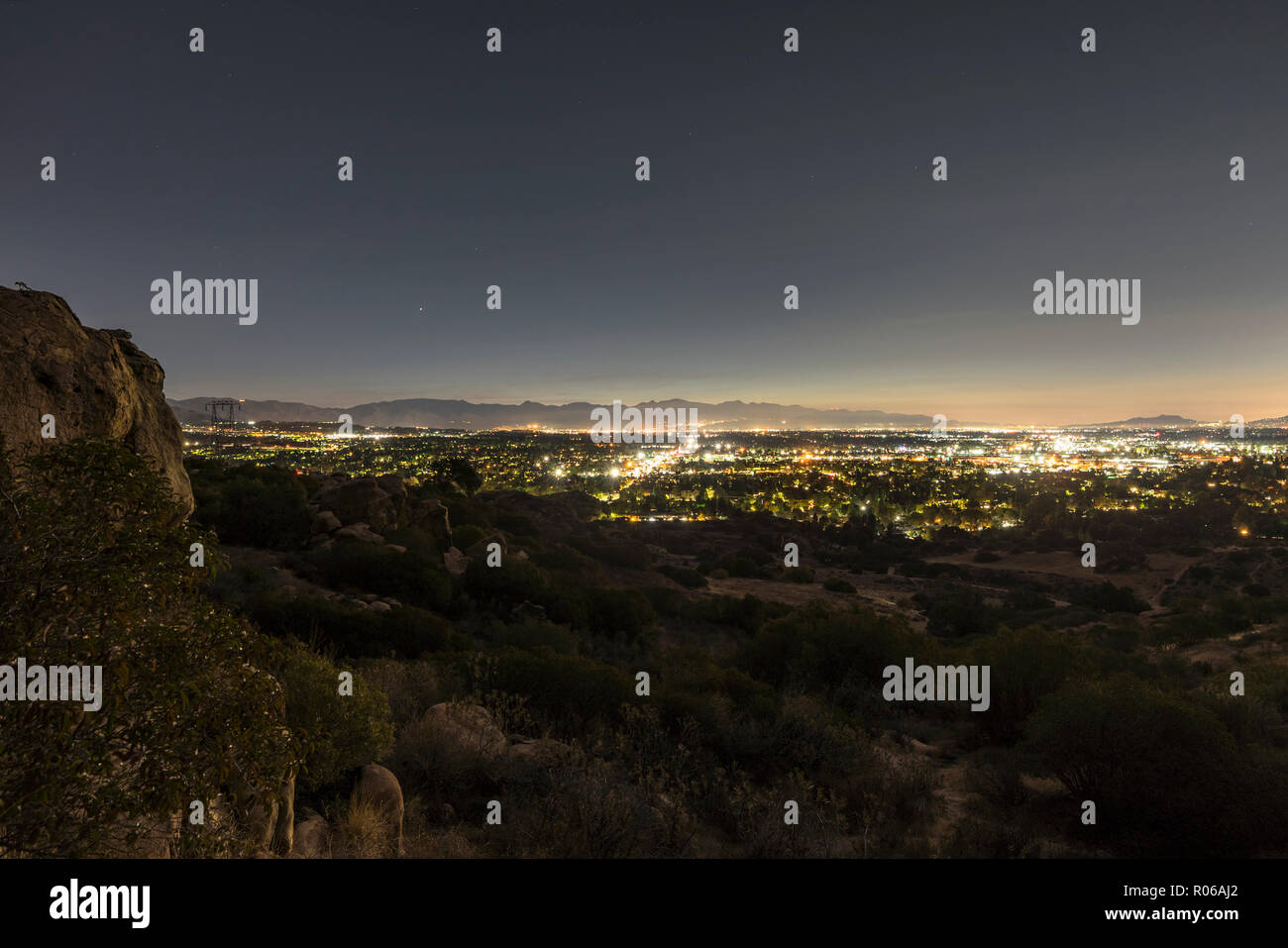 Los Angeles Kalifornien predawn Hügel San Fernando Valley View. Burbank, North Hollywood, Griffith Park und den San Gabriel Mountains in backgro Stockfoto