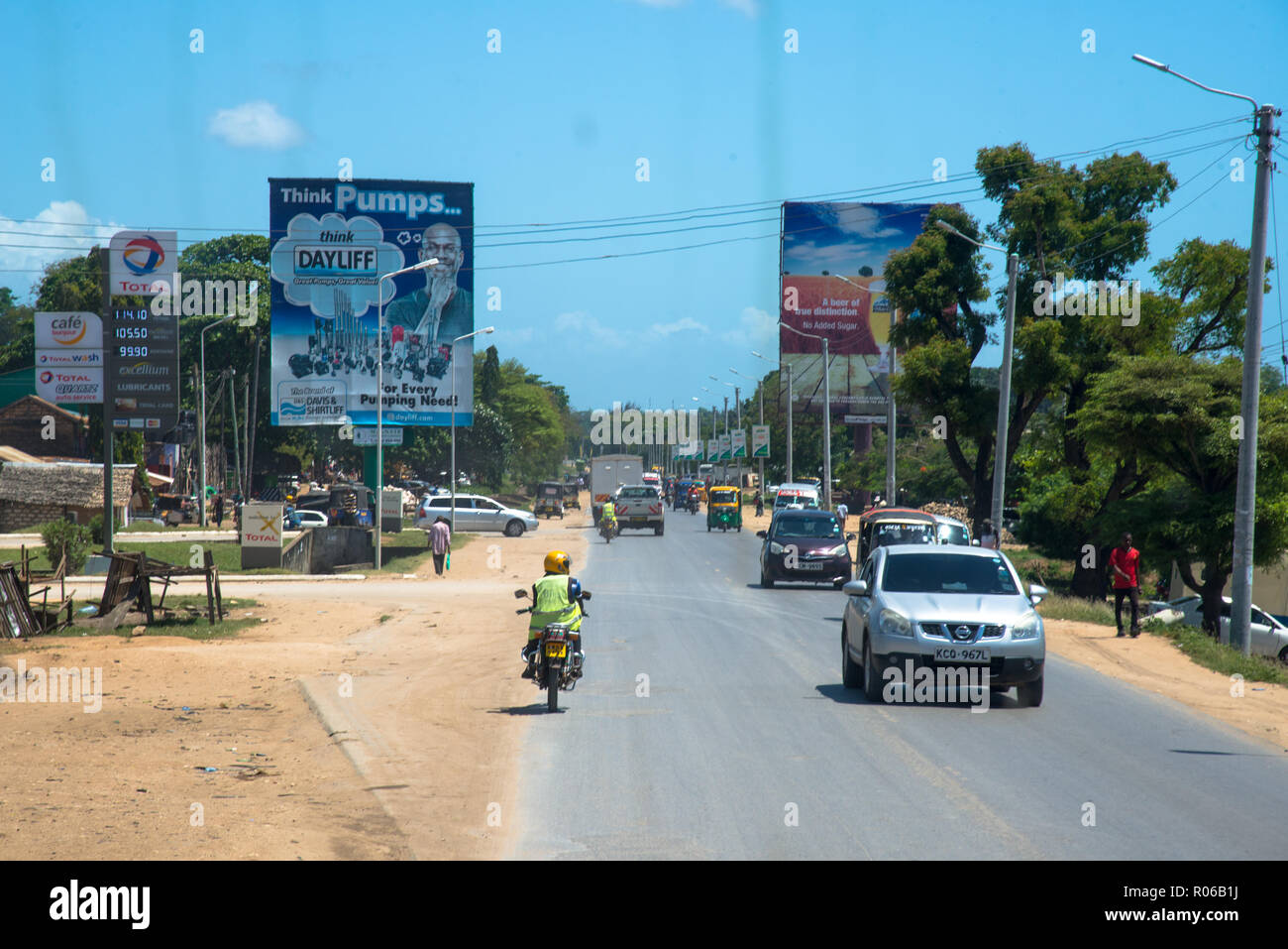 Plakate mit Werbung neben der Straße in Kenia, Afrika Stockfoto