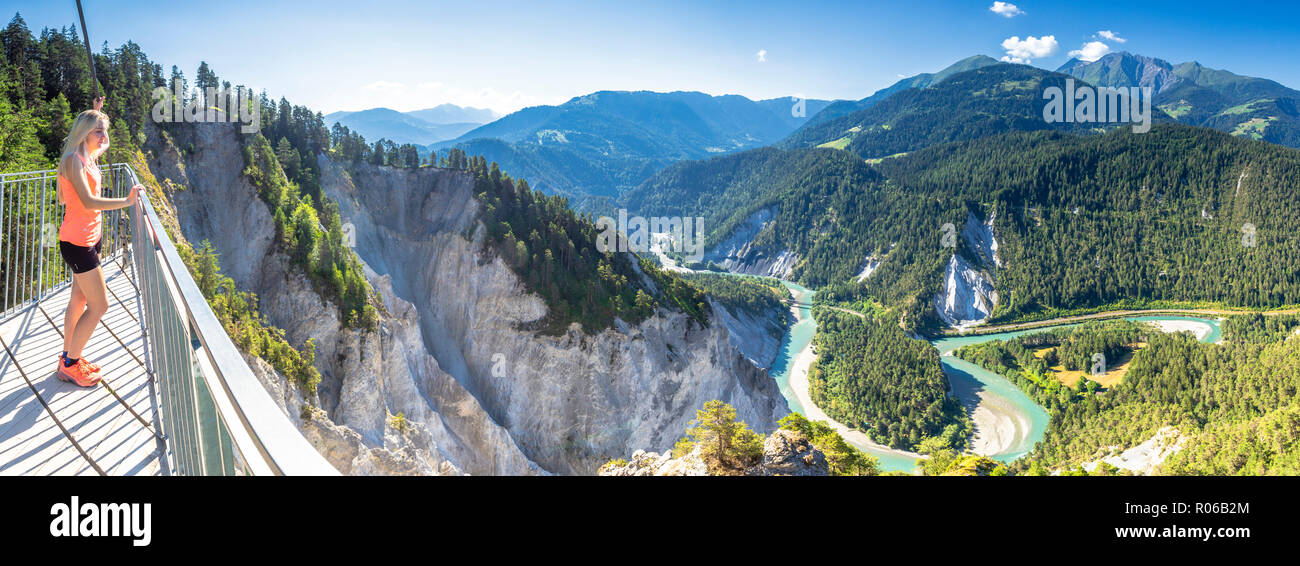 Panoramablick auf die Rheinschlucht (ruinaulta) von Il Spir Terrasse, Flims, Bezirk Imboden des Kantons Graubünden (Graubünden), Schweiz, Europa Stockfoto