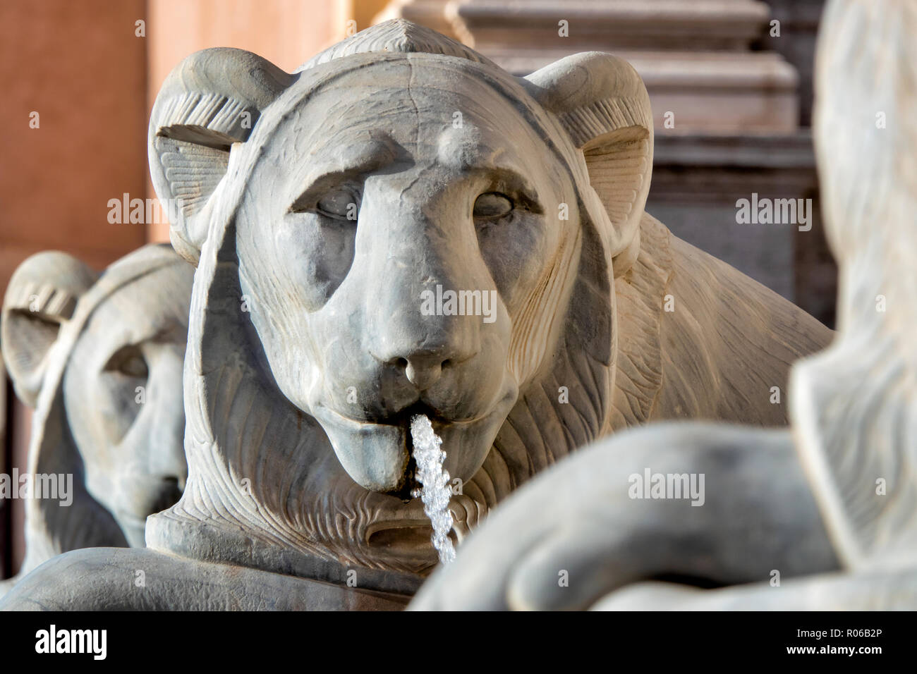 Nahaufnahme einer Statue eines ägyptischen Löwe in der Fontana dell'Acqua Felice, Rom Italien Stockfoto