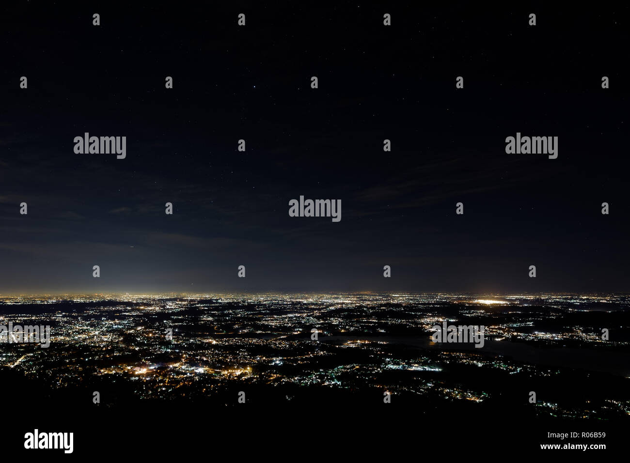 Panoramablick witn Lichter der Stadt von oben von der Sternwarte G.V. Schiappareli bei Nacht Stockfoto