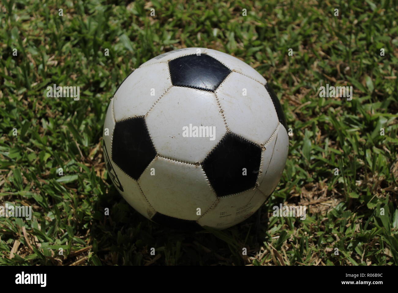 Abgenutzte Kugel auf dem Fußball-Feld Stockfoto