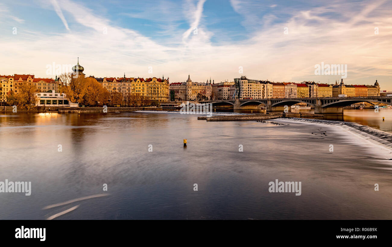 Historische Damm Fluss Vltava mit vielen Booten und mit berühmten Sehenswürdigkeiten wie z.b. Nationaltheater und Tanzenden Haus, Jirasek Brücke, ein sonniger Tag am Stockfoto