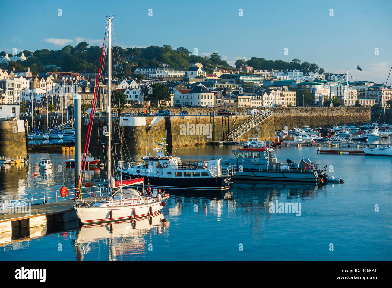 Boote in St. Peter Port Hafen bei Sonnenaufgang, Guernsey, Channel Islands, Großbritannien, Europa Stockfoto