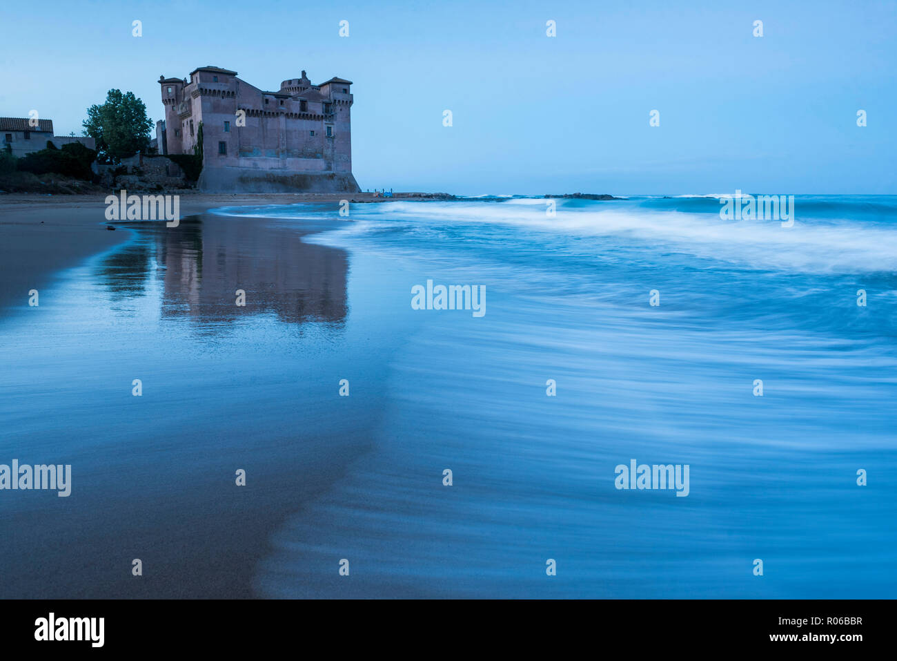 Santa Severa Strand und Schloss in der Dämmerung, in der Provinz von Rom, Latium, Italien, Europa Stockfoto