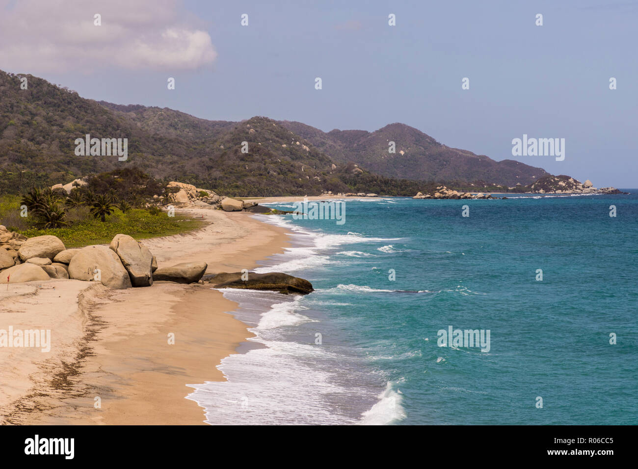 Blick auf den Strand und das Karibische Meer im Tayrona Nationalpark, Kolumbien, Südamerika Stockfoto