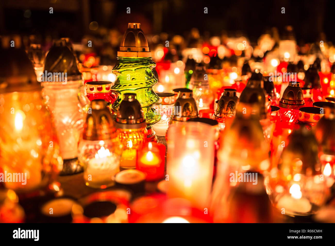 Viele brennende Kerzen auf dem Friedhof in der Nacht bei der Seelen der Verstorbenen. Stockfoto