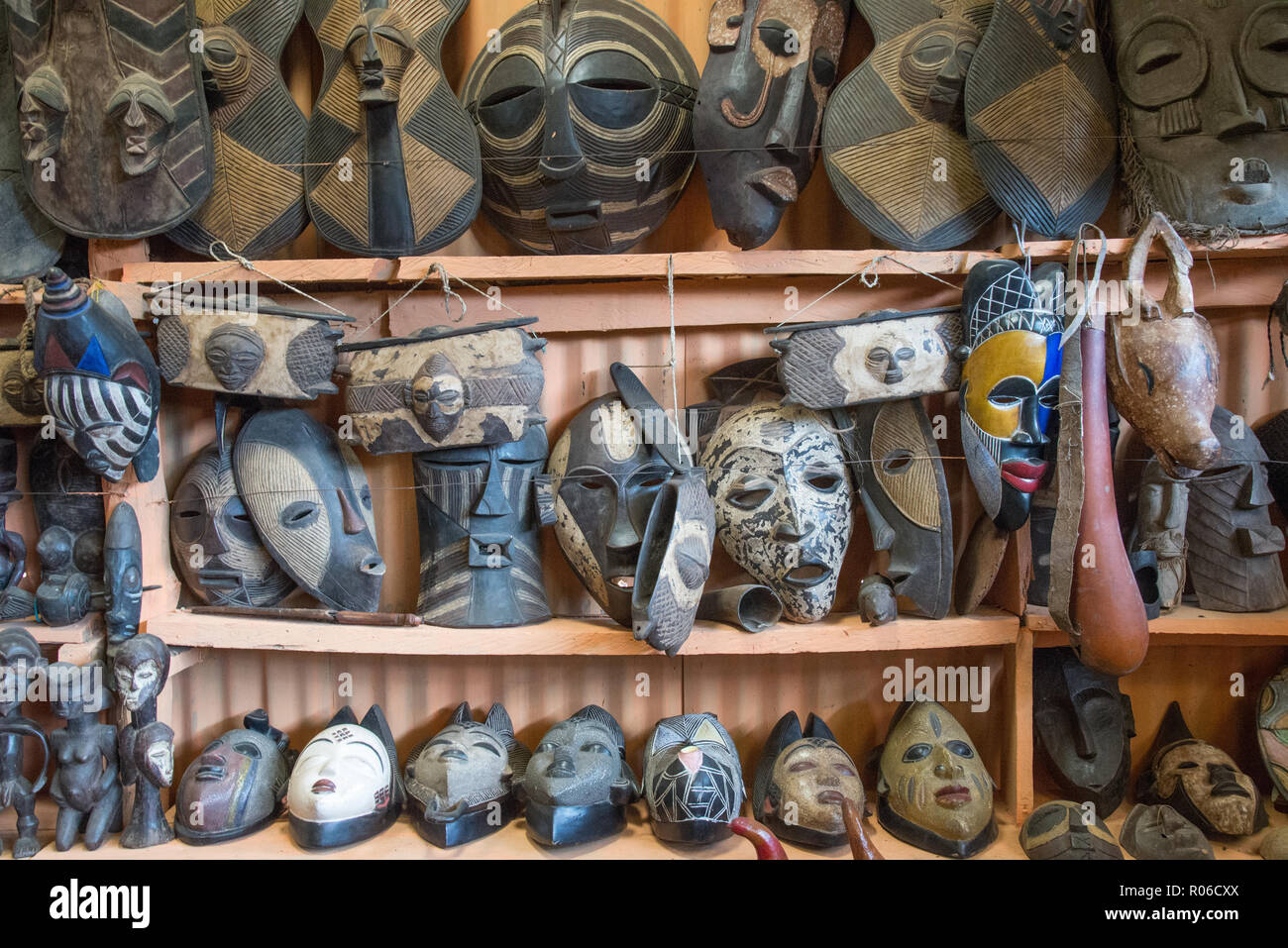 Holz- Masken in den Touristen in Kenia, Afrika Stockfoto