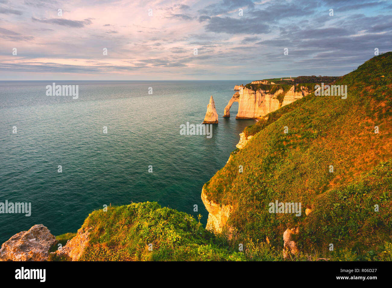 Les Falaises (Felsen) von Etretat bei Sonnenuntergang, Etretat, Normandie, Frankreich, Europa Stockfoto