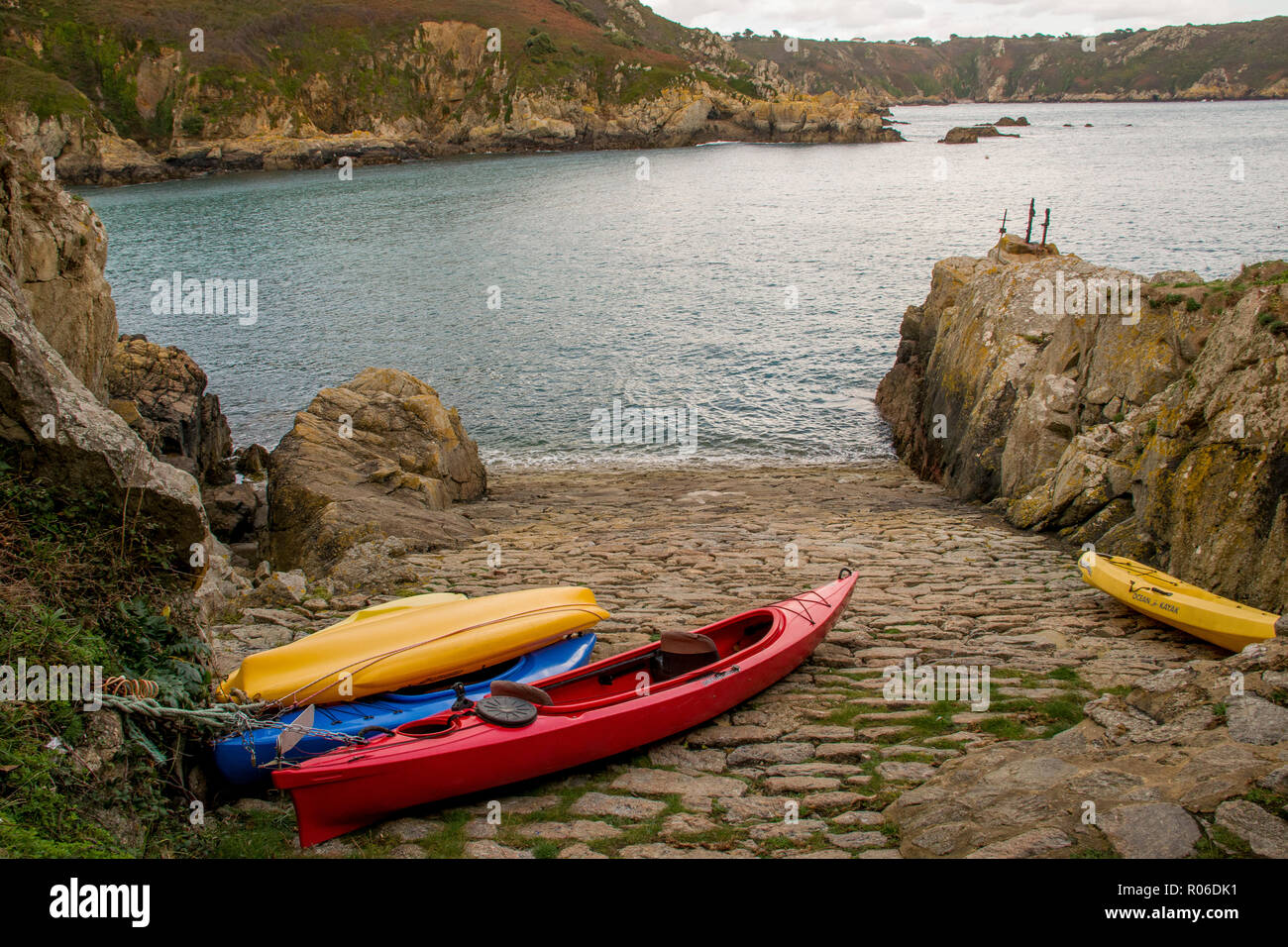Kajaks gefesselt auf helling Saints Bay, Guernsey. Stockfoto