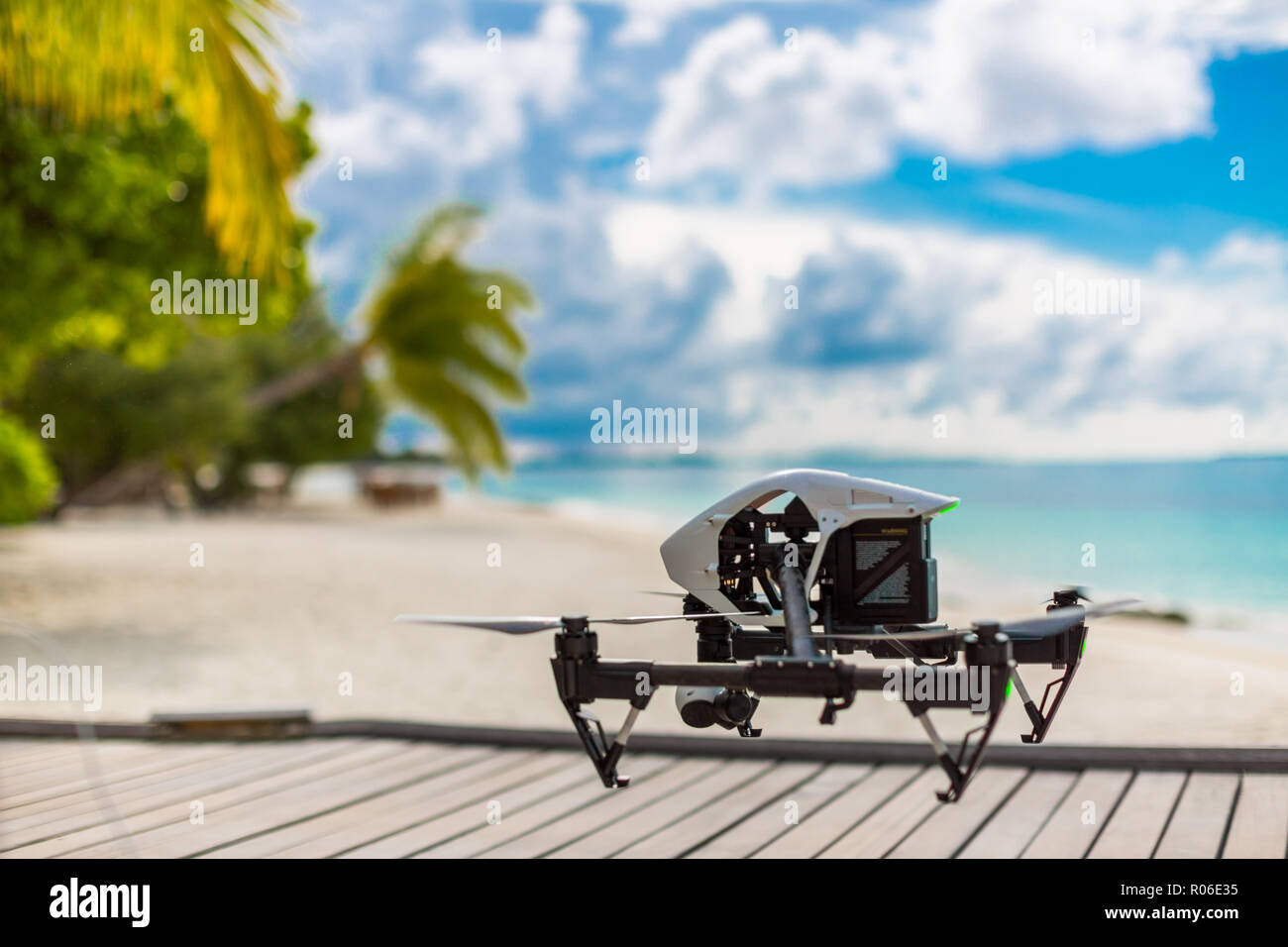 Professionelle Drone, die Aufnahmen von Strand, Palmen und hölzernen Pier. Fliegen über dem Strand Natur und einzigartige Bilder Stockfoto
