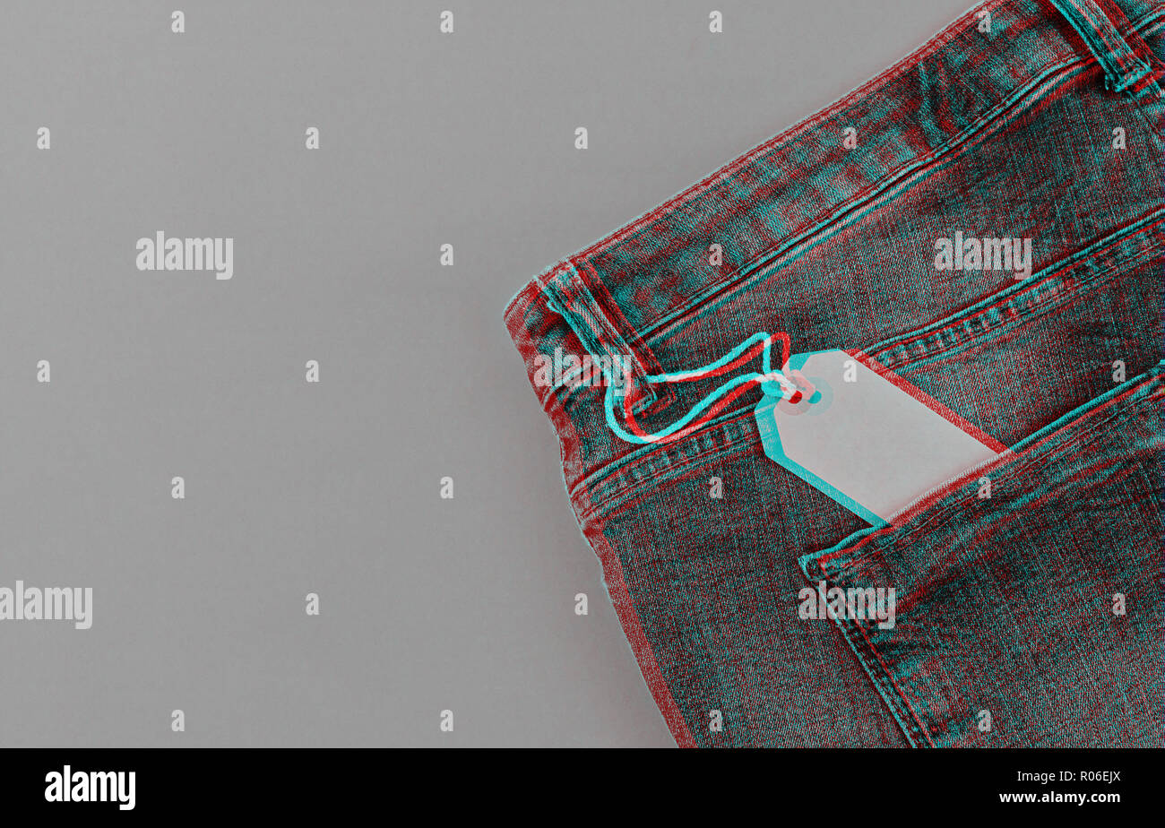 Konzept der Verkauf der schwarze Freitag und der Cyber Monday Ermäßigungen Tag mit blauen Jeans auf grauem Hintergrund mit glitch Wirkung. Kopieren Sie Raum, Flach, Stockfoto