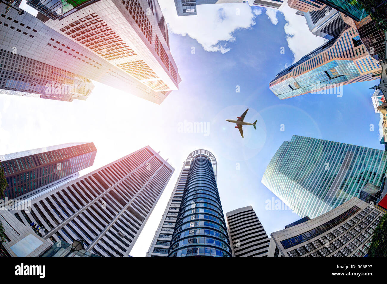 Wirtschaft Konzept Flugzeug über moderne Büro hochhaus Gebäude im Geschäfts- und Finanzviertel von Singapur fliegen. Stockfoto