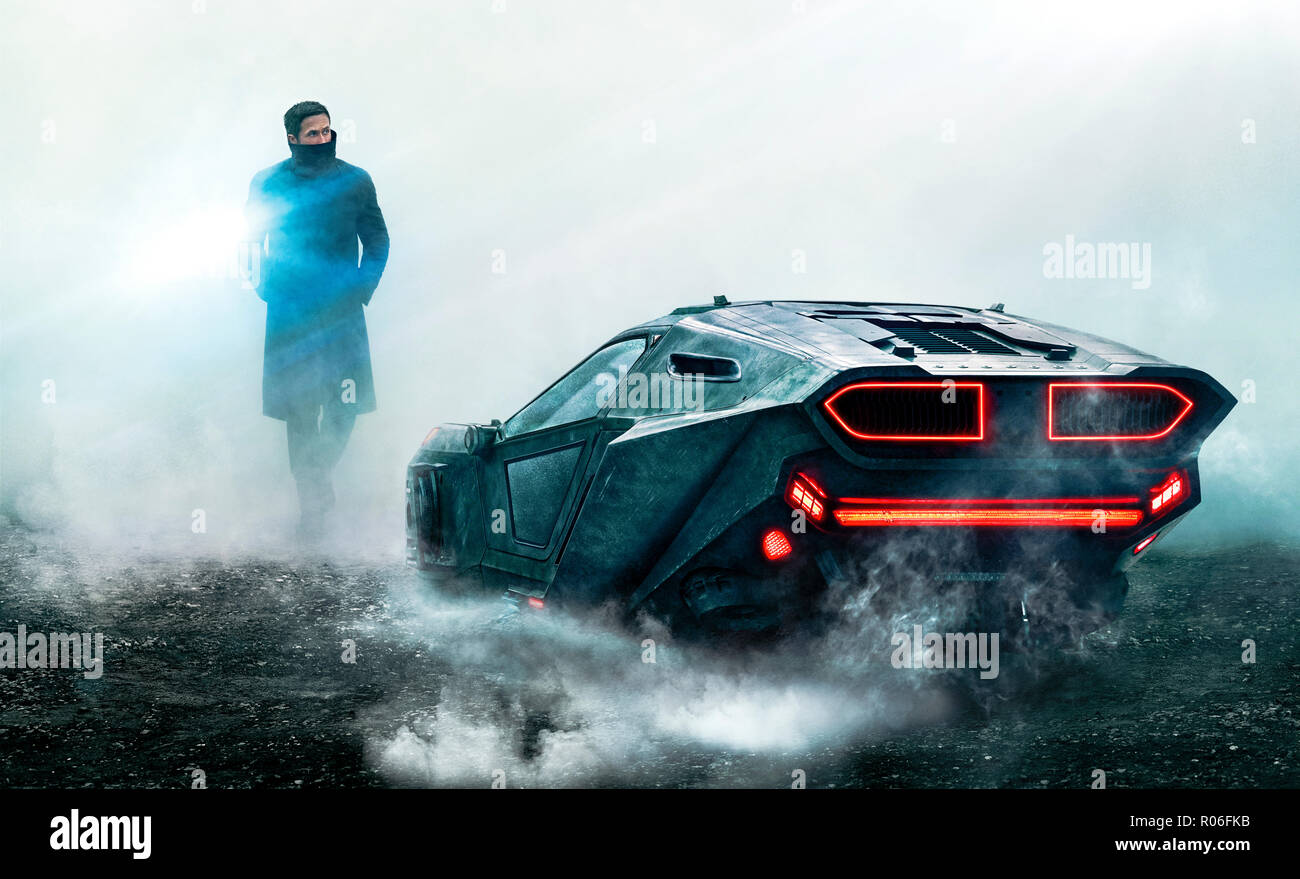 'K' (Ryan Gosling) Neben seinen Spinner, Werbung noch von Blade Runner 2049 (2017) unter der Regie von Denis Villeneuve. Eine Fortsetzung der 1982 classic Set 30 Jahre später, in dem ein neuer Blade Runner deckt ein Geheimnis. Stockfoto