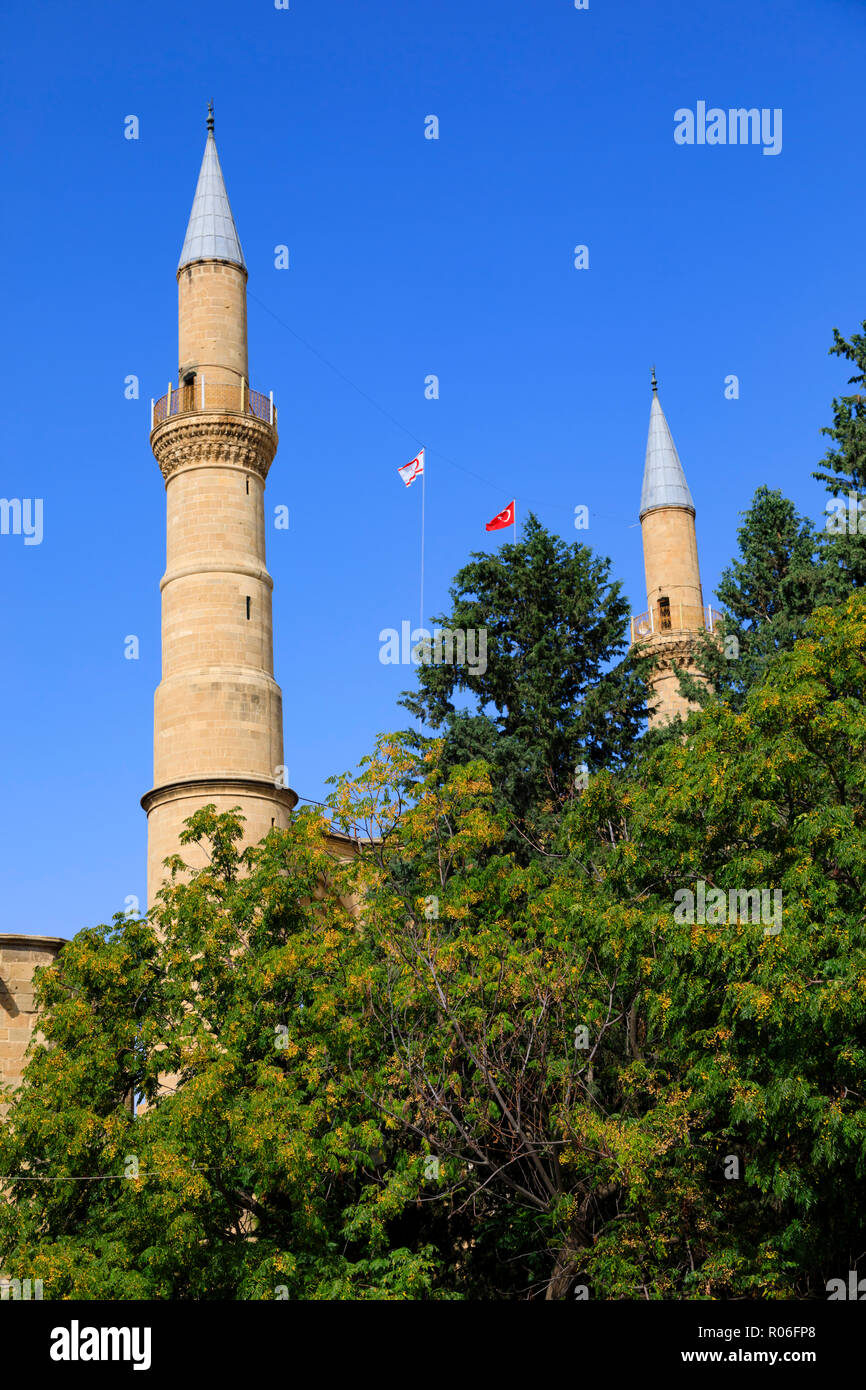 Die twin Minaretten der Selimiye Moschee im Norden von Nikosia, Zypern, Oktober 2018 Stockfoto