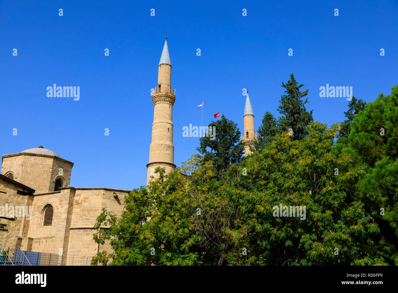 Die twin Minaretten der Selimiye Moschee im Norden von Nikosia, Zypern, Oktober 2018 Stockfoto