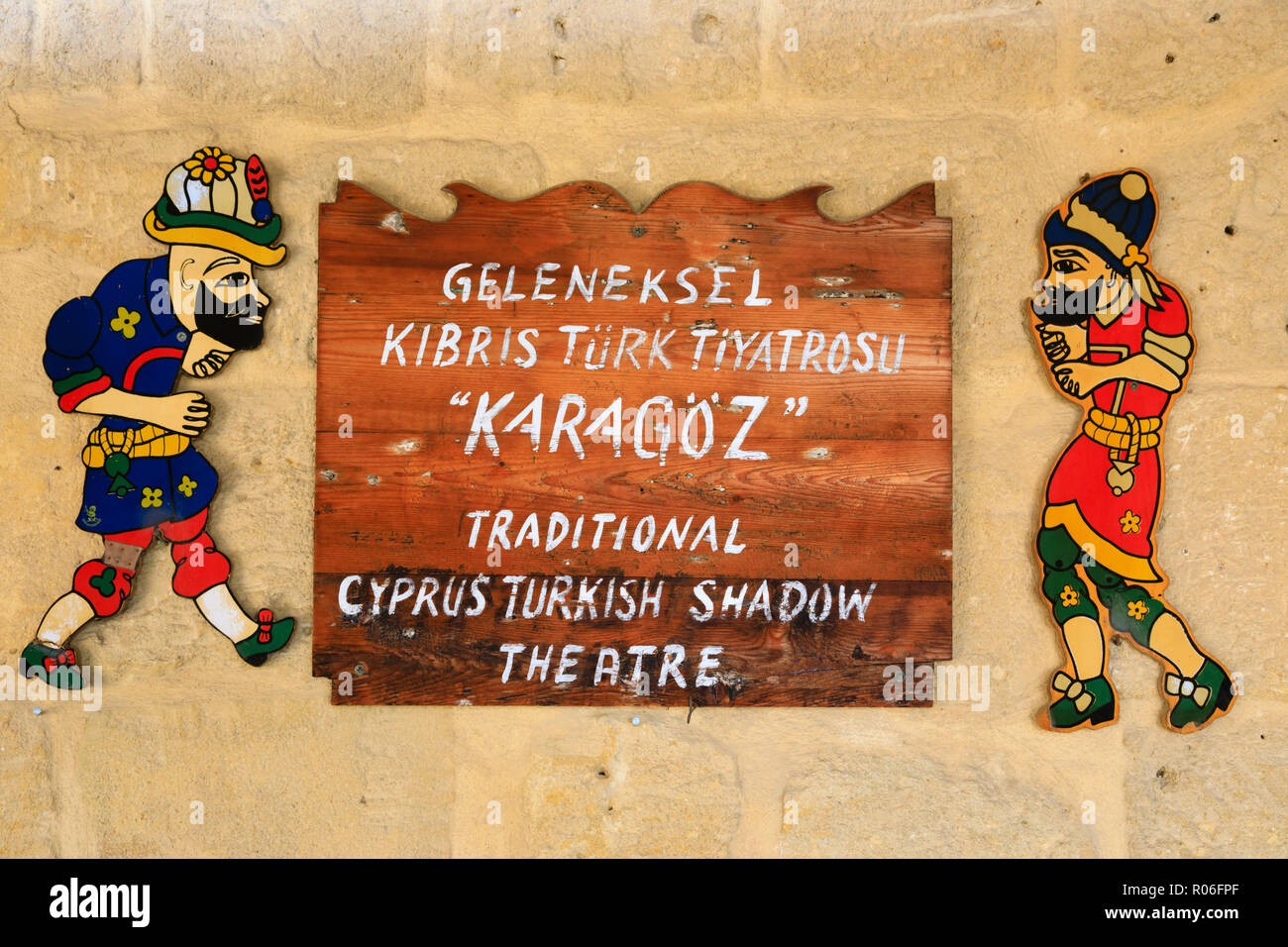 Türkische Schattenspiel Schild in der büyük Han, in Nikosia, Zypern, Oktober 2018 Stockfoto