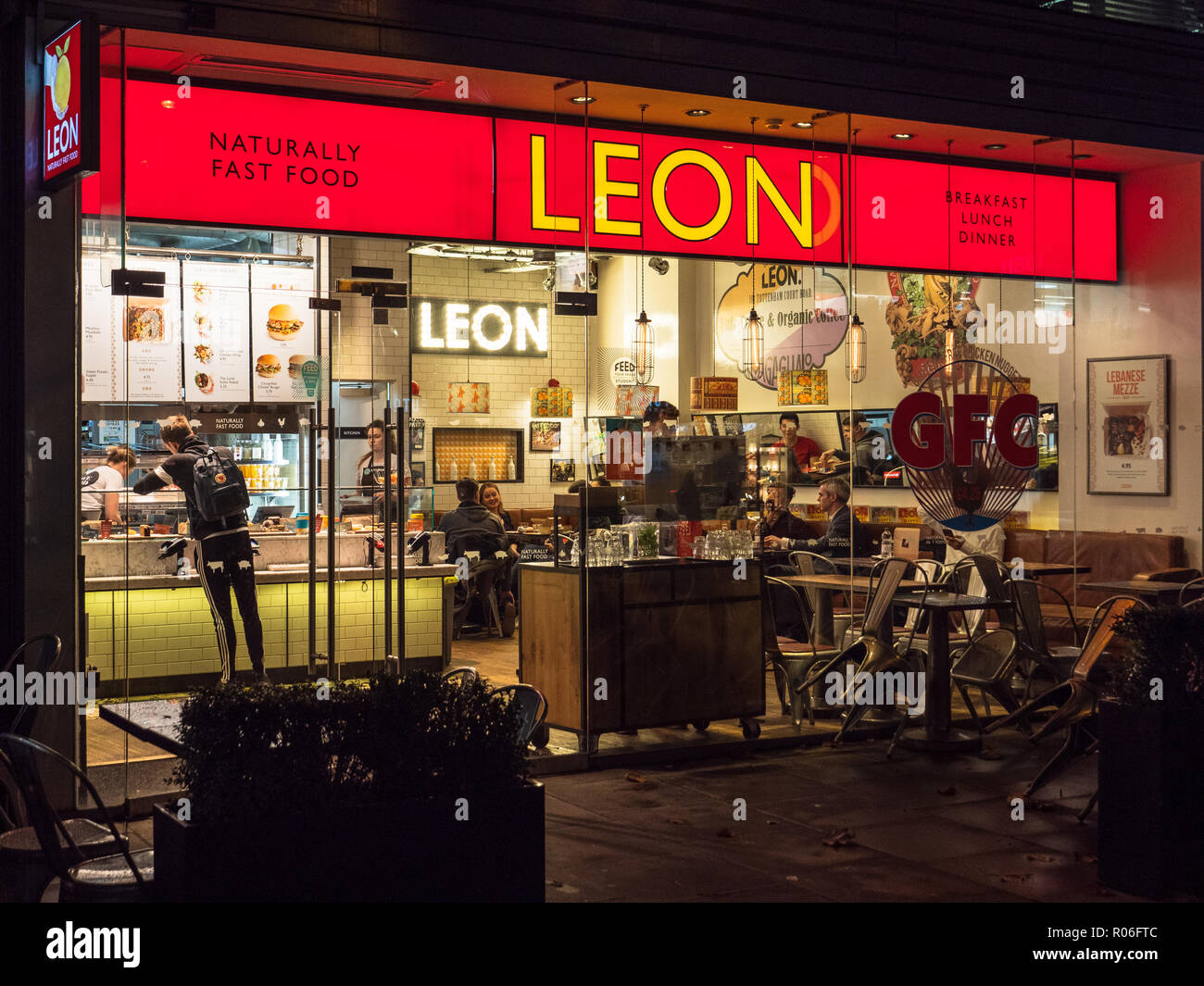 Leon Restaurant bei Nacht. Das gesunde und gesunde Fast-Food-Restaurant Leon in der Londoner Tottenham Court Road Stockfoto