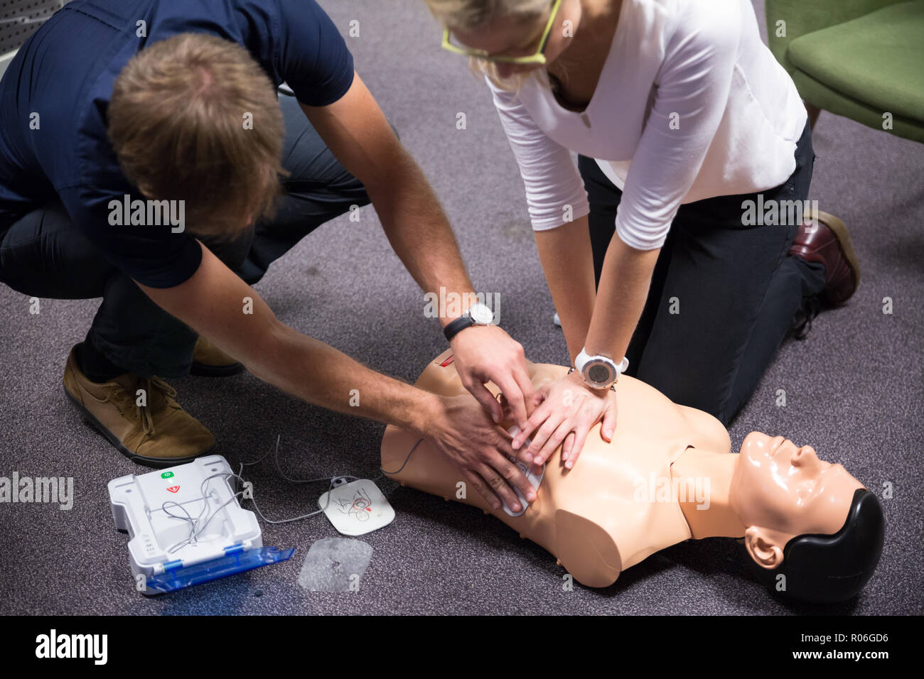 Erste Hilfe Herz-Lungen-Wiederbelebung Kurs mit Hilfe automatisierter externer Defibrillator, AED. Stockfoto