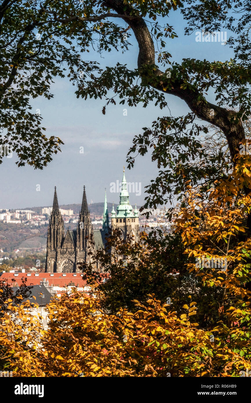 Blick auf die Burg Prags im Herbst, auf die Burg Prags im Herbst der Tschechischen Republik, auf die Stadt im Oktober Stockfoto