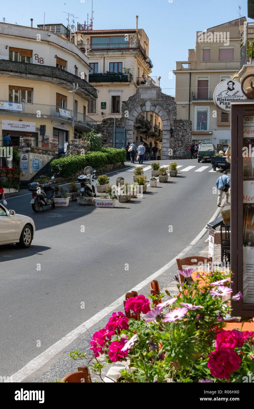 Eingang zur Altstadt von Taormina, Sizilien Stockfoto