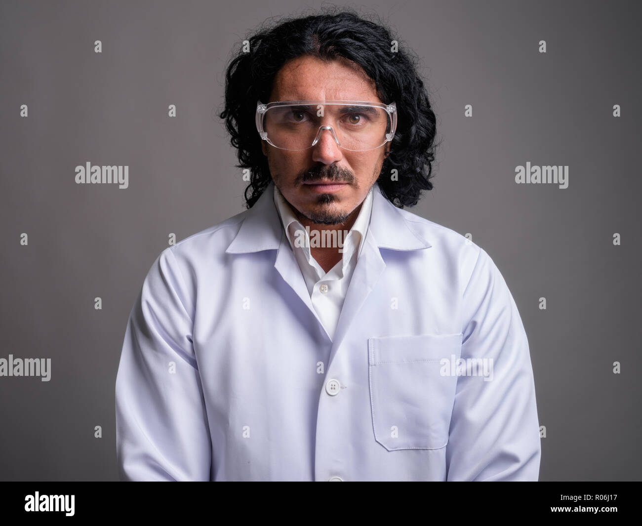 Wissenschaftler mann Doktor mit Schnurrbart tragen Schutzbrille Stockfoto