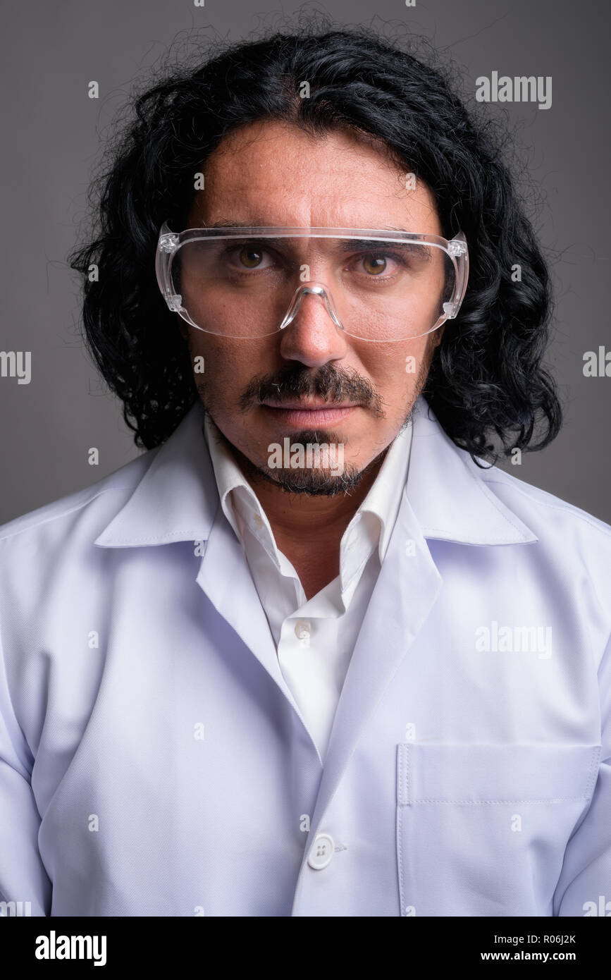 Wissenschaftler mann Doktor mit Schnurrbart tragen Schutzbrille Stockfoto