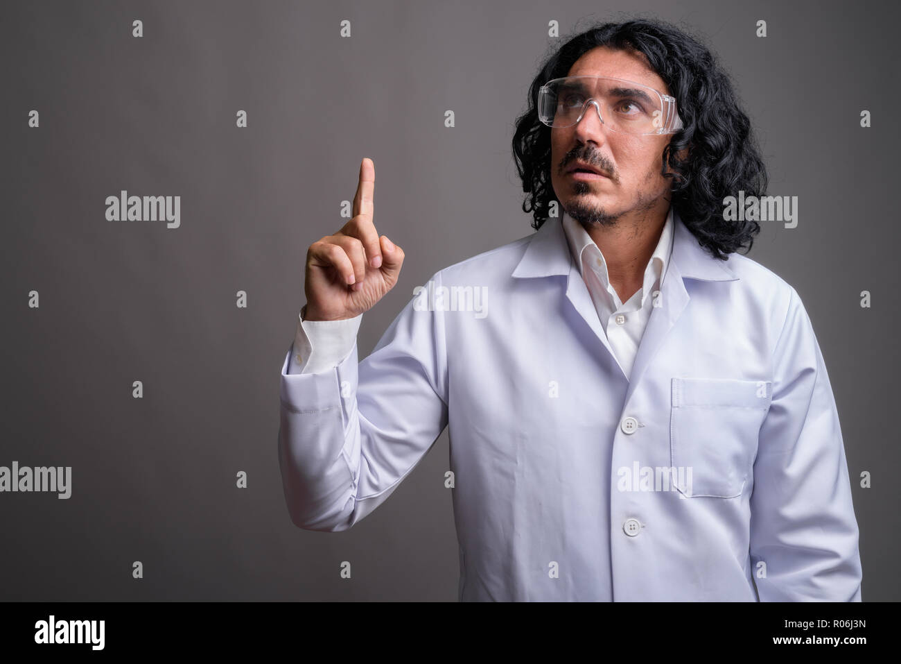 Wissenschaftler mann Doktor mit Schnurrbart tragen Schutzbrille Stockfoto