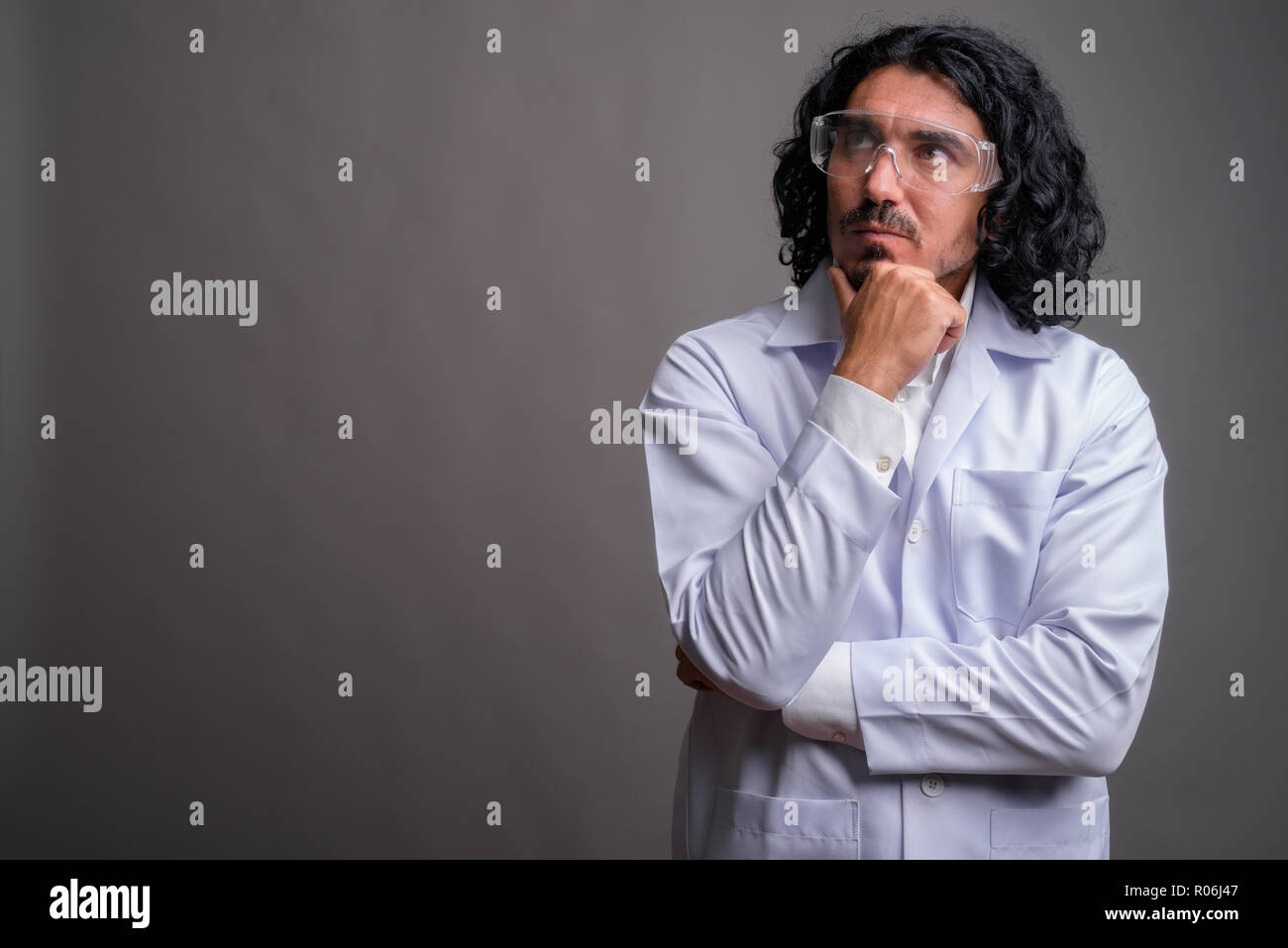 Wissenschaftler mann Doktor mit Schnurrbart tragen Schutzbrille Stockfoto