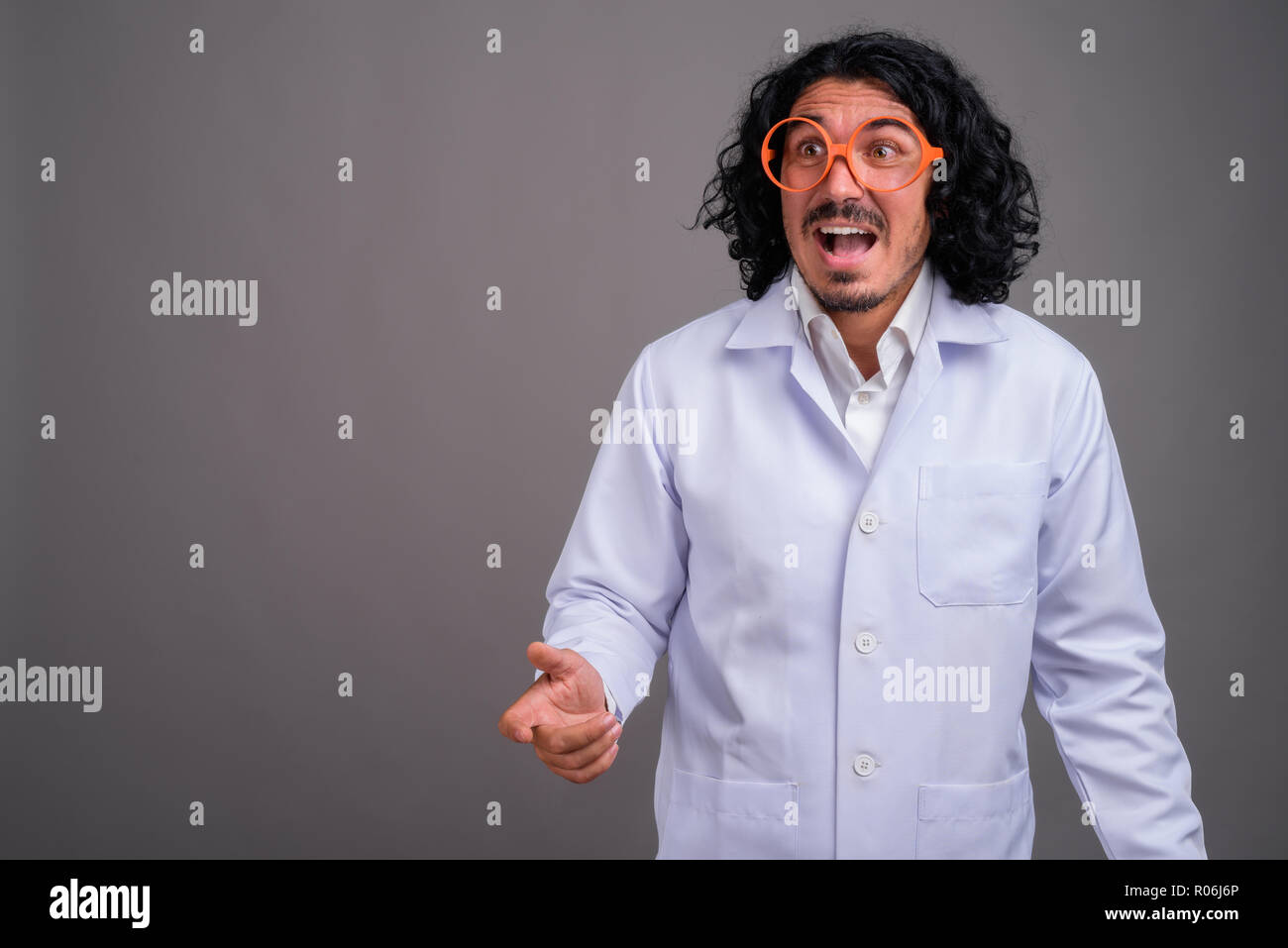 Wissenschaftler mann Doktor mit Schnurrbart tragen große Brillen Stockfoto