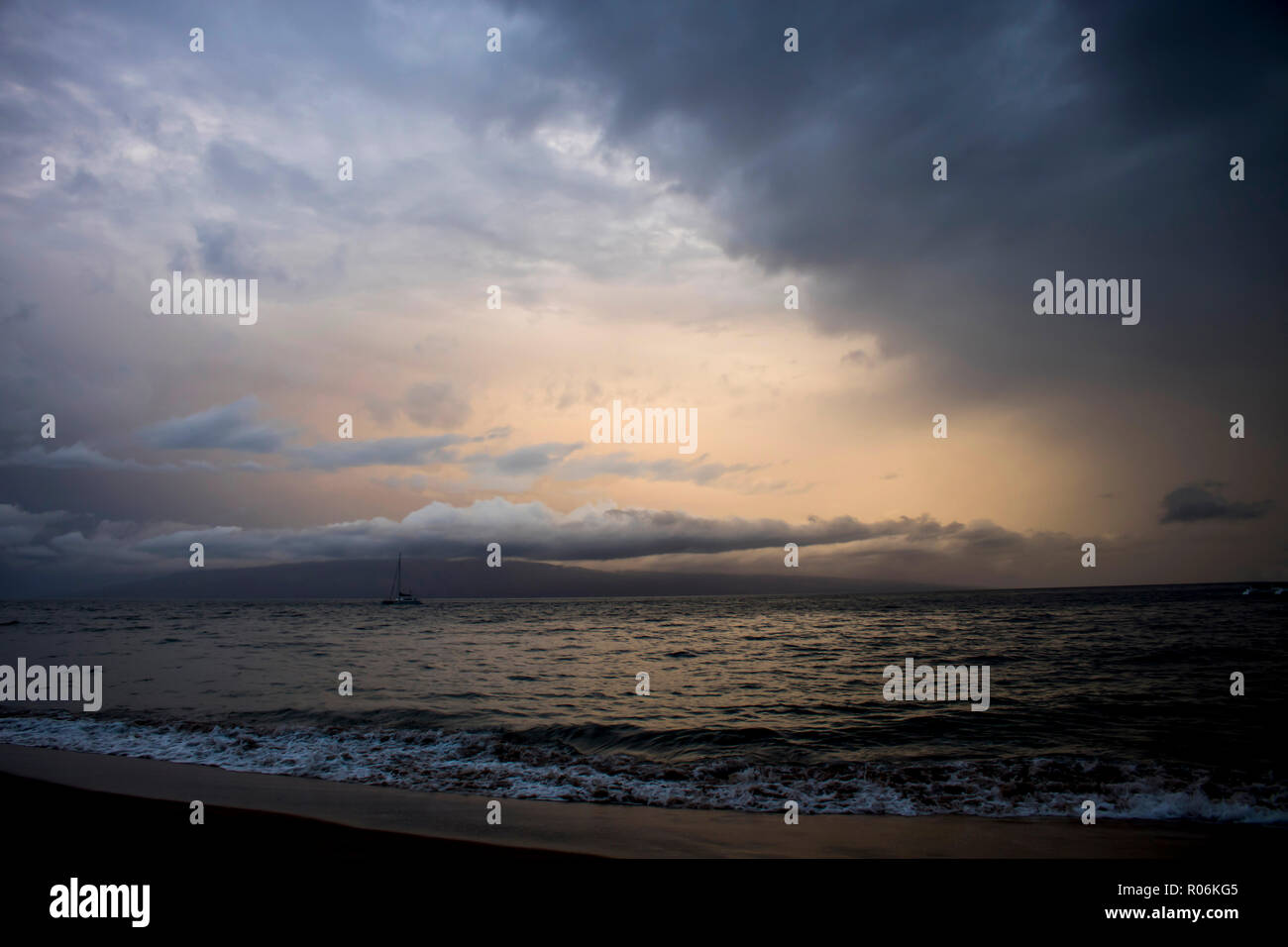 Dramatische Himmel Sonnenuntergang Seascape Nachdenken über raue Meeresoberfläche als Hurrikan Sturm Ansätze Insel Stockfoto