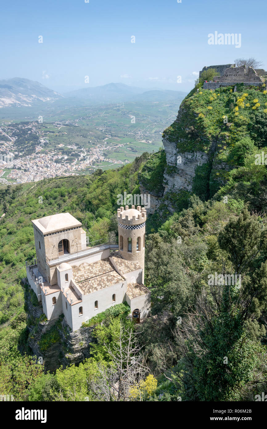 Blick auf das alte Kirche, Bäume und Felsen, Erice, Sizilien Stockfoto