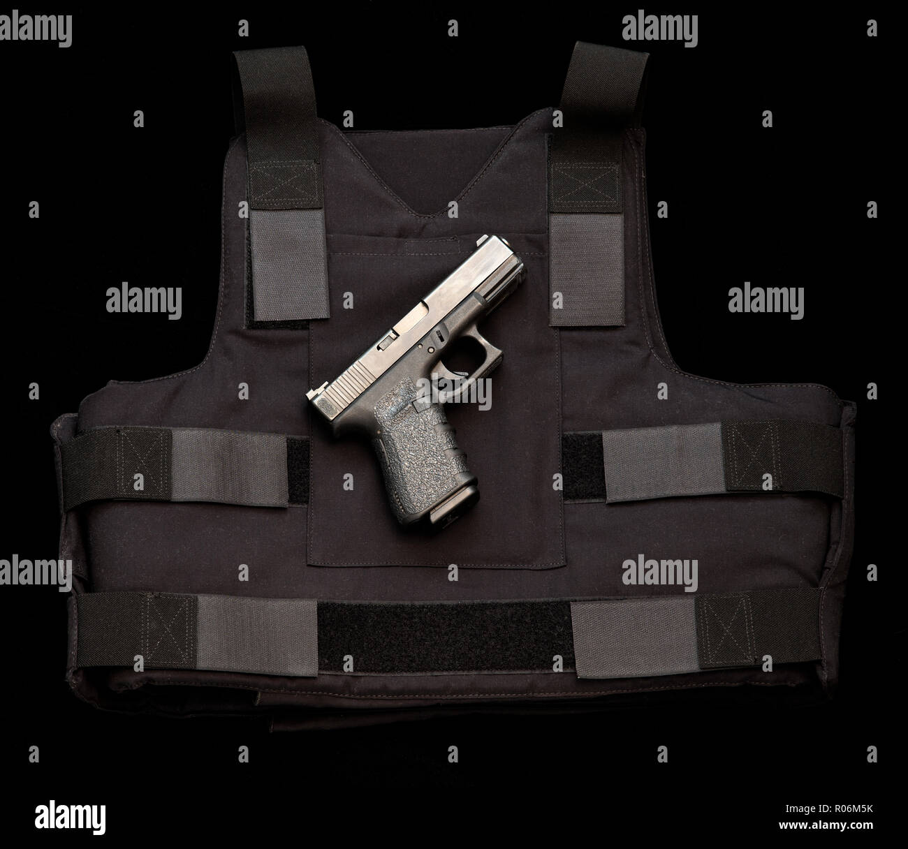 Glock halbautomatische Pistole und kugelsichere Weste. Stockfoto