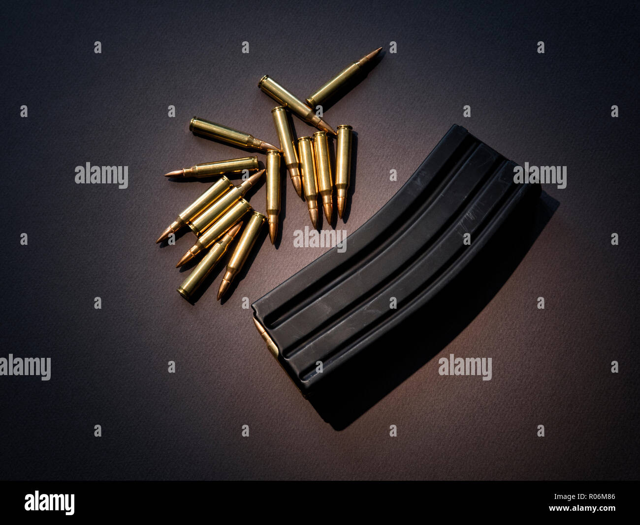 Hohe Kapazität Sturmgewehr Magazin mit scharfer Munition Stockfoto