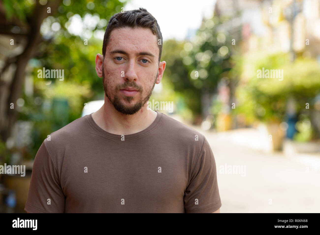 Porträt der jungen stattlichen kaukasischen Mann im Freien Stockfoto