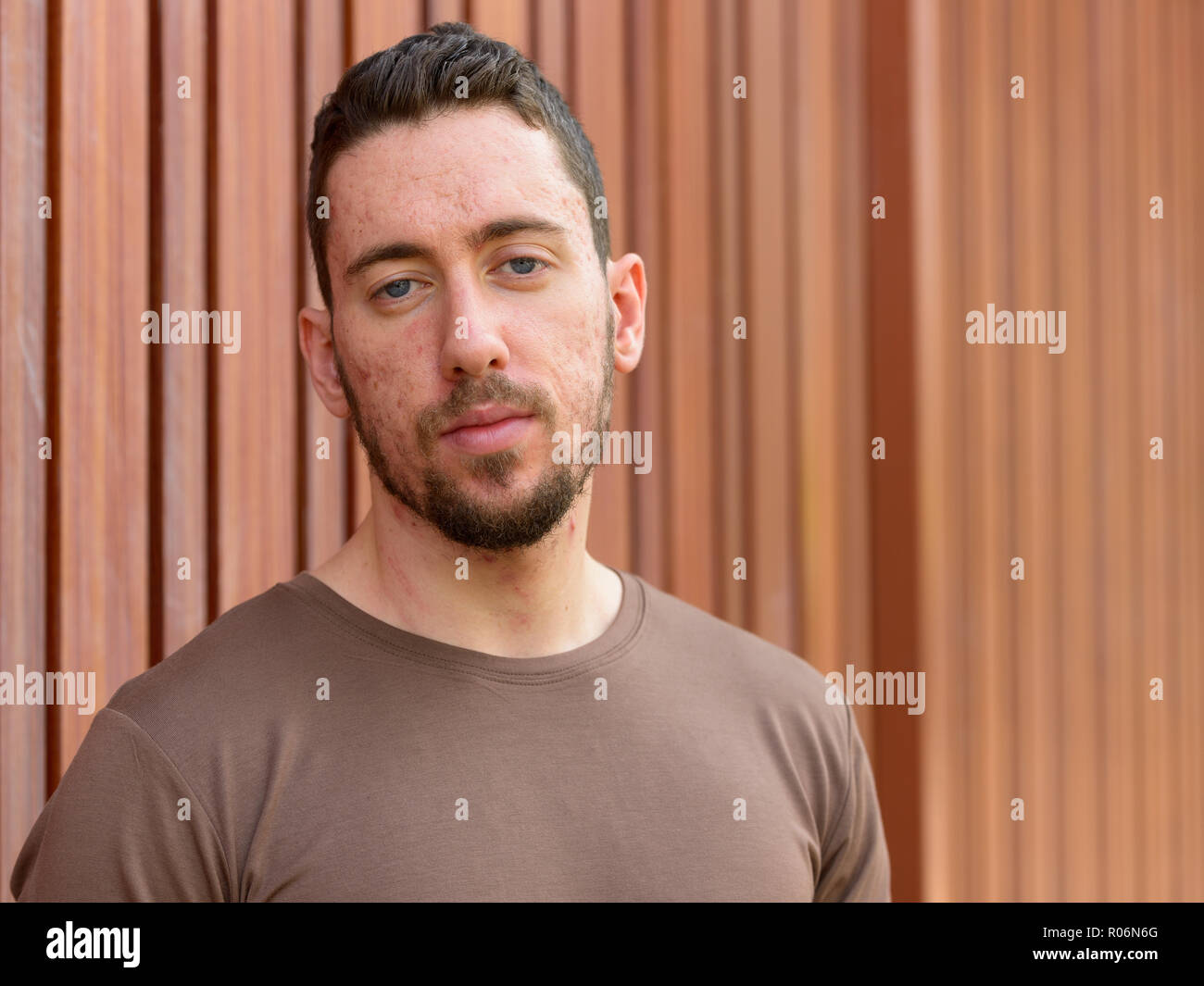 Porträt der jungen stattlichen kaukasischen Mann im Freien Stockfoto