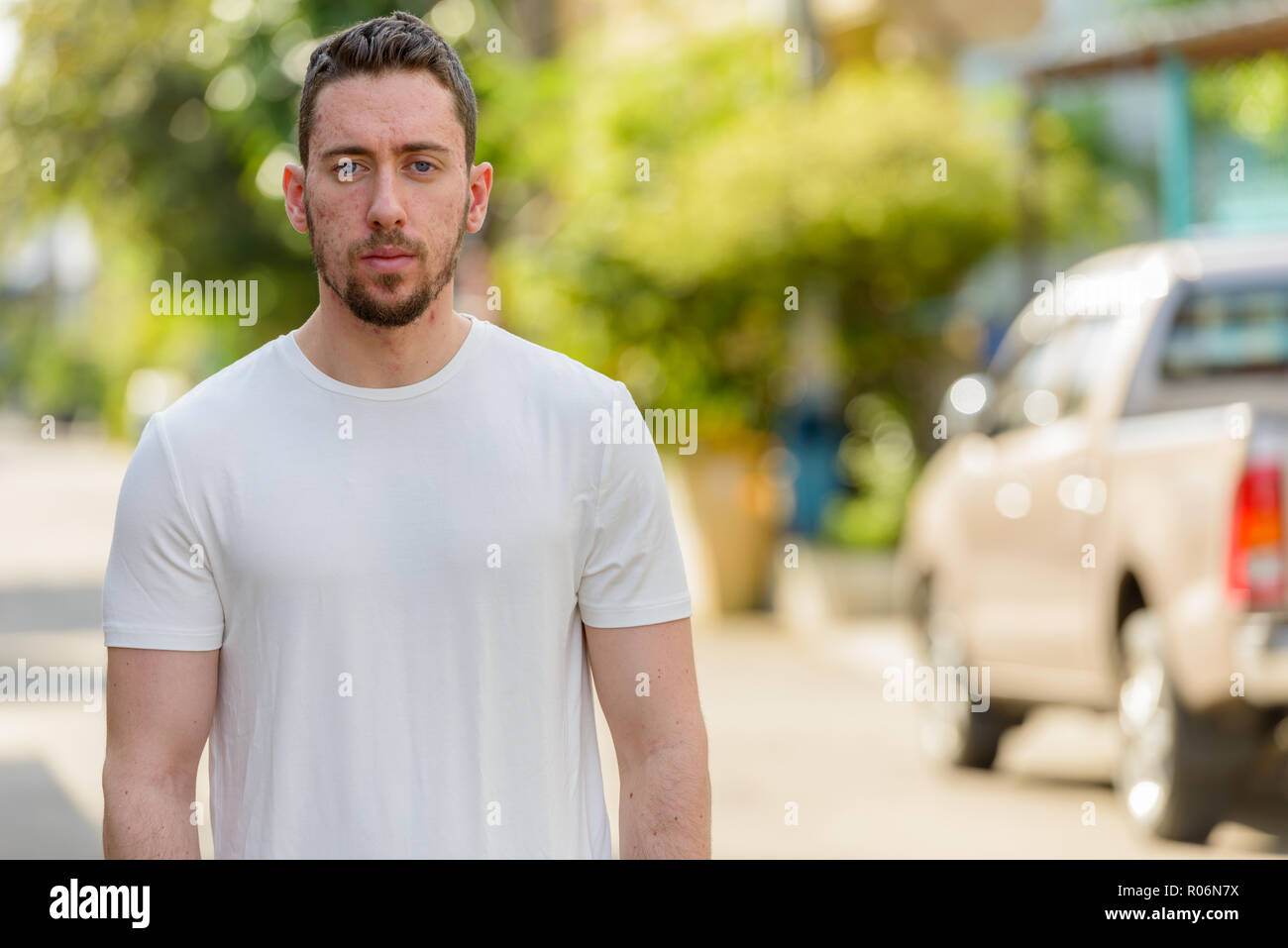 Porträt der jungen stattlichen kaukasischen Mann im Freien Stockfoto