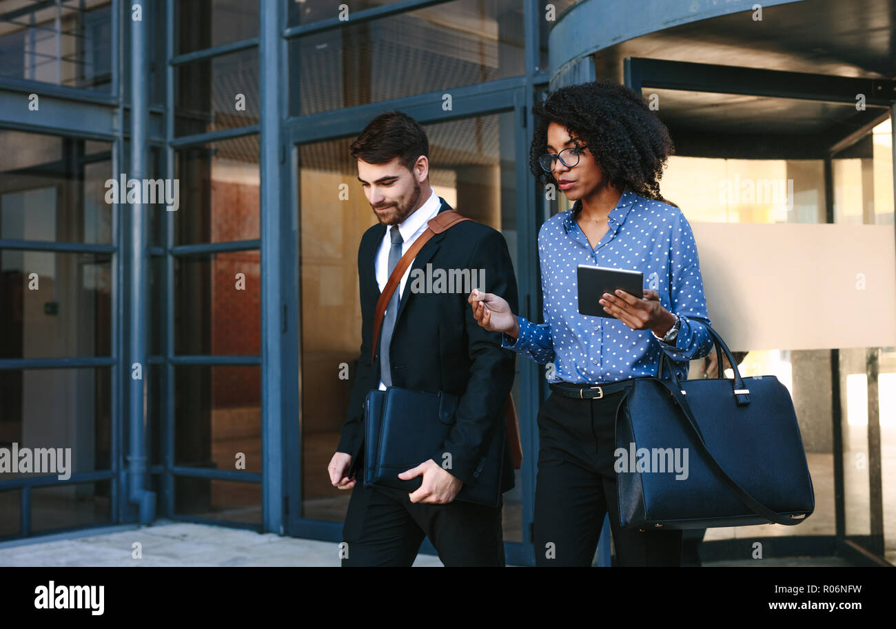 Zwei Kollegen aus Bürogebäude. Corporate Business Professionals zusammen gehen und sprechen. Stockfoto