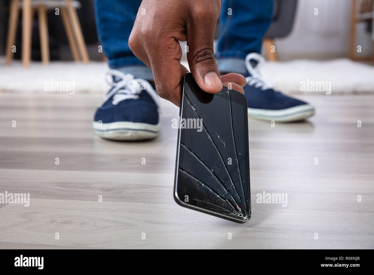 Des Menschen Hand Herauf Handy mit Bildschirm Stockfoto
