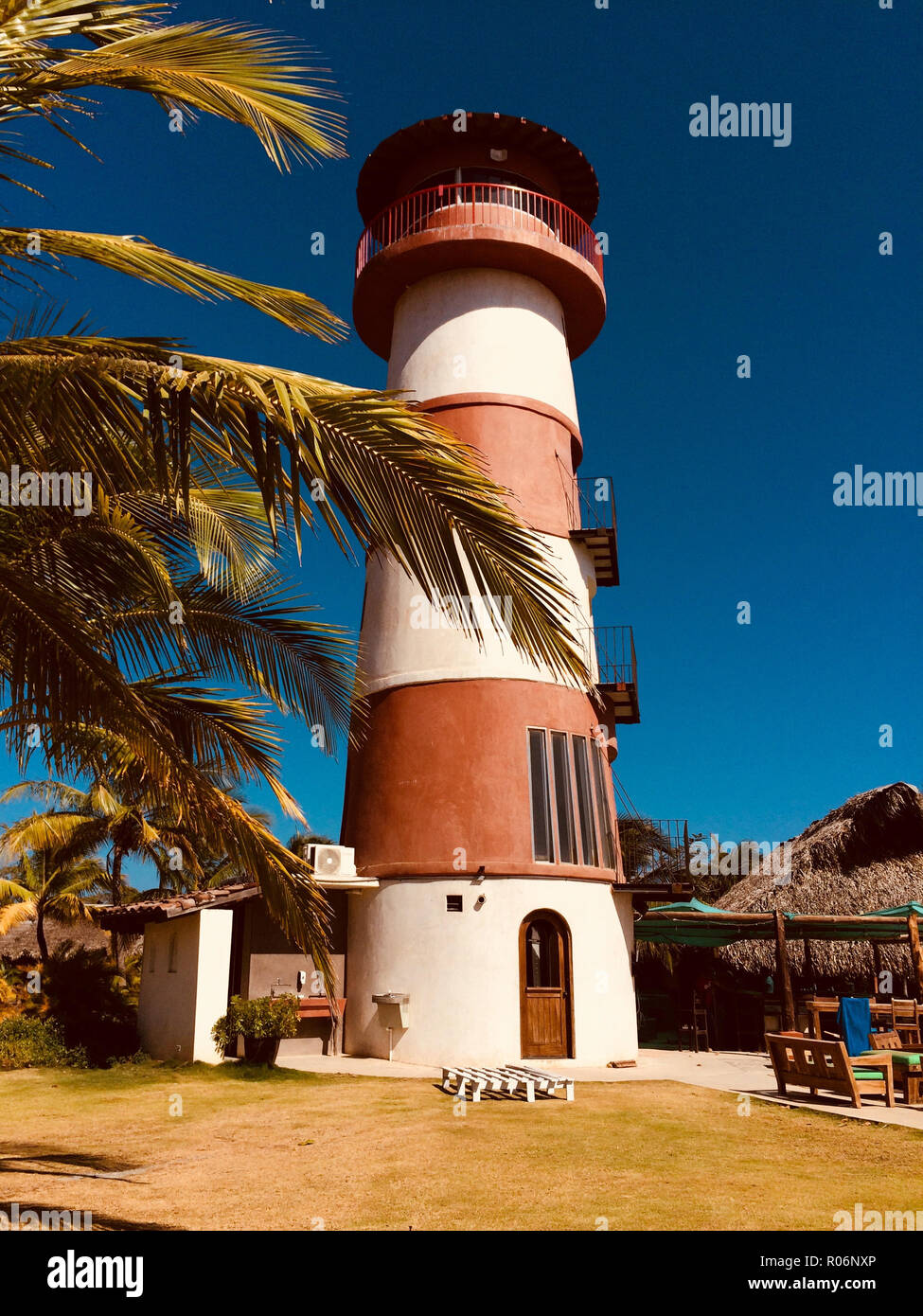 Playa Venao, Panama - März 2018: Hotel El Sitio Lighthouse Tower am Playa Venao in Panama Stockfoto