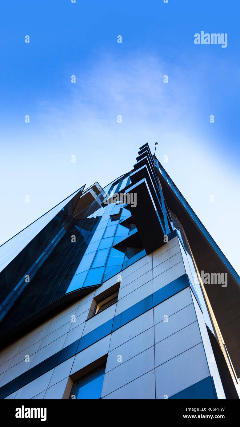 Schöne Wolkenkratzer mit Architektur und Glas Fenster Fassade des Gebäudes um Business Area in der Stadt. Stockfoto