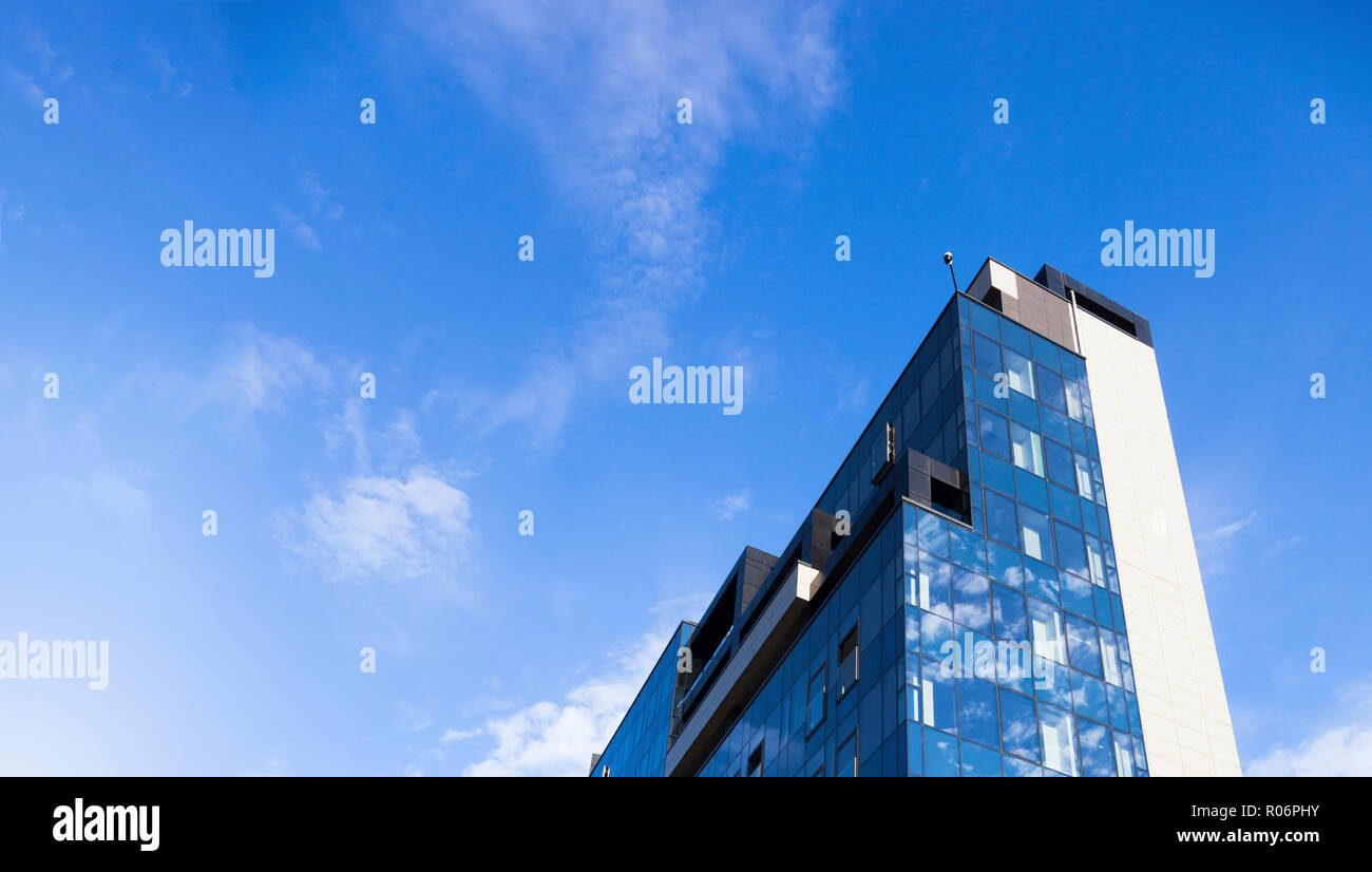 Schöne Wolkenkratzer mit Architektur und Glas Fenster Fassade des Gebäudes um Business Area in der Stadt. Stockfoto