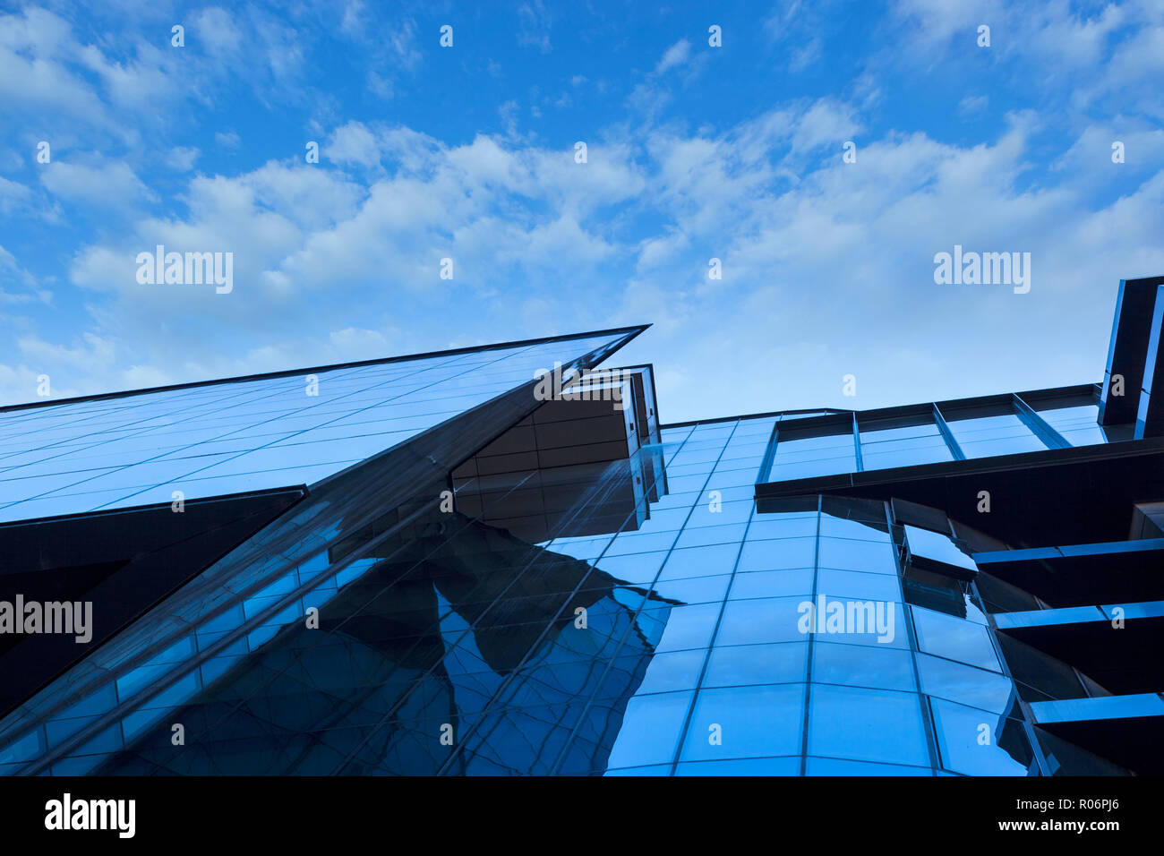 Schöne Wolkenkratzer mit Architektur und Glas Fenster Fassade des Gebäudes um Business Area in der Stadt. Stockfoto