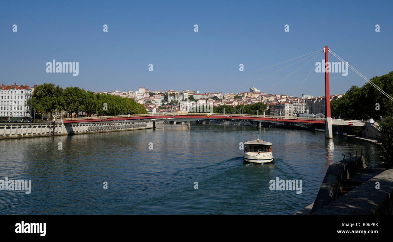 AJAXNETPHOTO. LYON, Frankreich. - PASSARELLE - Fußgängerbrücke, DU PALAIS DU GERECHTIGKEIT ÜBER DEN FLUSS SAONE; EIN TRIPPER TOURISTISCHE BOOTSFAHRT AUF DEM FLUSS KÖPFE FÜR DIE BRÜCKE. Foto: Jonathan Eastland/AJAX REF: GX8 182009 510 Stockfoto