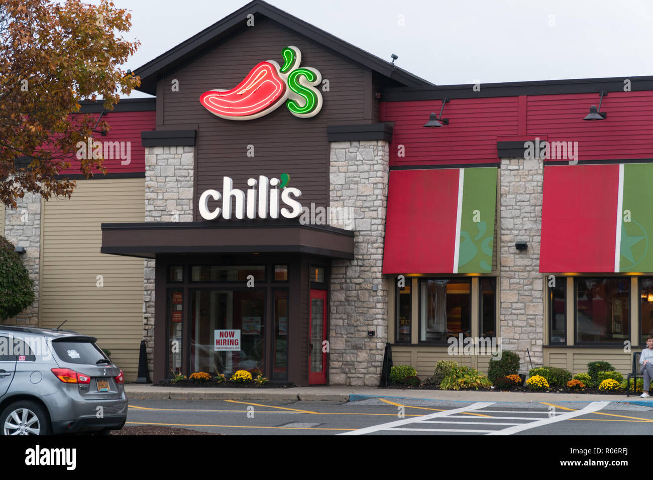 New York, USA - ca. 2018: Chili Bar und Grill mexikanische Tex Mex Restaurant Außenfassade store Front. Blick vom Shopping Center Parkplatz. Stockfoto